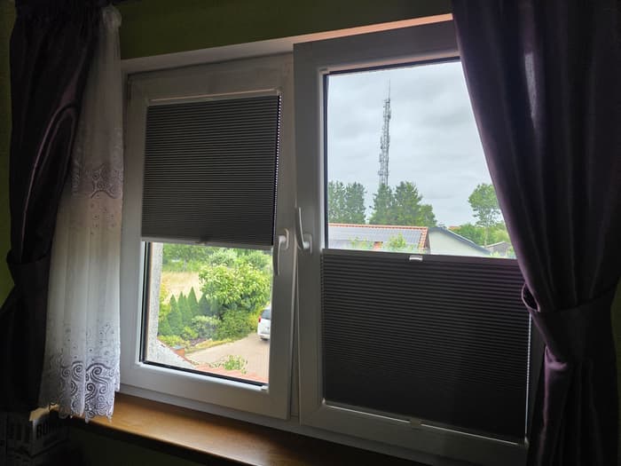 Plisa okienna KEIKA w antracytowej tkaninie na oknie dwuskrzydłowym - zdjęcie z montażu u klienta